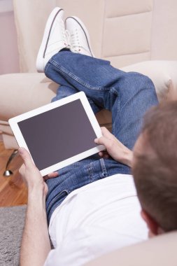 Teknoloji kavramları. Tablet bilgisayar ile beyaz delikanlı