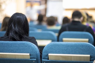 Bir konferans dinleyici bir grup önünde tutan erkek sunum