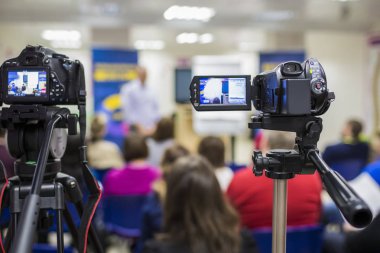 İki Video Camcoders bir konferans sırasında vuruldu. Erkek bir ana bilgisayara işaret