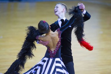 Ivan Prahov ve Ekaterina Sackevich dans çift Junior-2 Standart Program gerçekleştirir