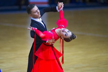 Dans çift Junior-2 Standart Program Rusya Wdsf Ulusal Şampiyonası üzerinde gerçekleştirir.