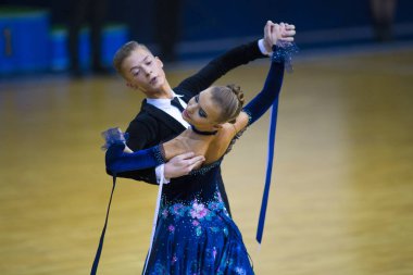 Dans çift Junior-2 Standart Program Rusya Wdsf Ulusal Şampiyonası üzerinde gerçekleştirir.