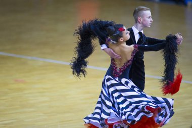 Ivan Prahov ve Ekaterina Sackevich dans çift Junior-2 Standart Program gerçekleştirir 