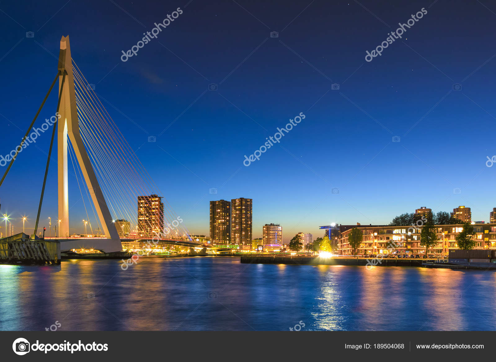 Unieke en mooie Erasmusbrug in Rotterdam met \'s avonds verlichting ... Unieke en mooie Erasmusbrug in Rotterdam met \'s avonds verlichting ...