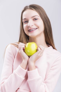 Diş sağlığı kavramları. Diş diş telleri ile beyaz genç kız