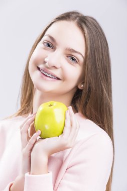 Dişler köşeli ayraçlar düzeltme ile beyaz genç kız