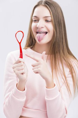 Diş sağlığı kavramları. Diş telleri düzeltme ile beyaz genç kız