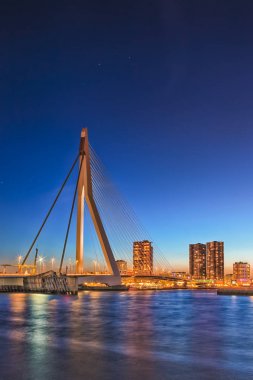 Kavramları seyahat. Eşsiz ve güzel Erasmus Köprüsü'nün görünümü