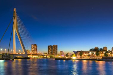 Eşsiz ve güzel Erasmus Bridge Rotterdam akşam aydınlatma ile