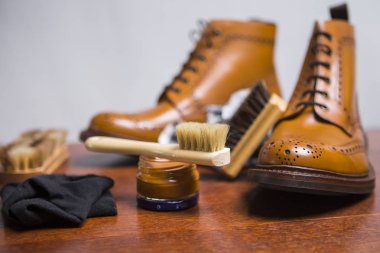 Ayakkabı kavram ve fikirler. Sigorta primi erkek aksanlı konuşma bot tabaklanmış