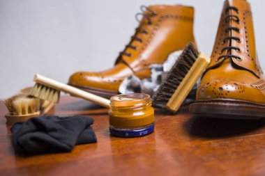 Ayakkabı kavram ve fikirler. Sigorta primi erkek aksanlı konuşma bot tabaklanmış