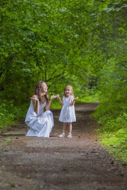 Aile değerleri kavramları. Küçük çocuğunu mutlu beyaz kadınla