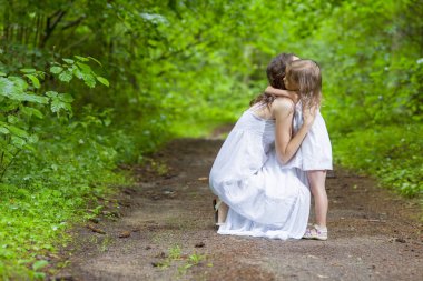 Aile değerleri kavramları. Küçük çocuğunu mutlu beyaz kadınla