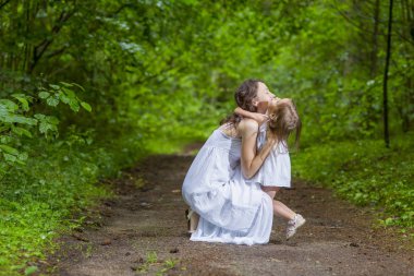 Aile değerleri kavramları. Küçük çocuğunu mutlu beyaz kadınla