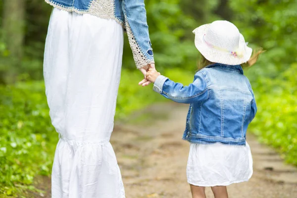 Aile değerleri. Eller yukarı birbirine bağlı. Anne ve çocuk