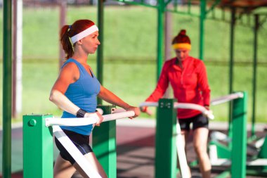 Profesyonel kıyafeti bir açık kardiyo egzersizi sahip iki kadın Sportswomen