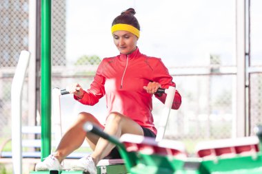 Sporcumuz kol kasları egzersizleri Step eğitmen sahip profesyonel kıyafeti