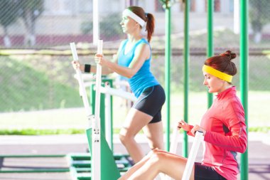 Spor kavramları. Profesyonel kıyafeti giymiş iki beyaz Sportswomen iyi uyum