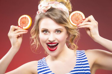 İki greyfurt dilim ön yüz şehvetli Beyaz sarışın. Kırmızı arka planı