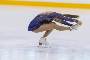 Minsk, Beyaz Rusya – 22 Nisan 2018: kadın buz patenci gerçekleştirir 