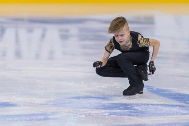 Beyaz Rusya Anton Bakunovich gelen erkek artistik patinajcı yavrularını A Erkekler Serbest Program Program gerçekleştirir