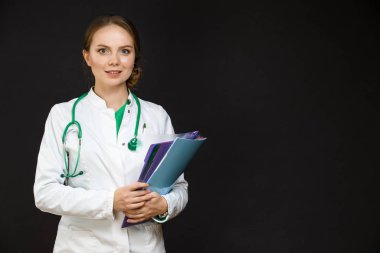 Pozitif Profesyonel Kadın GP Doktor Pozisyonu 