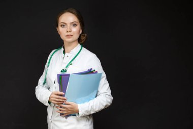 Tıp kavramları. Profesyonel Kadın Doktorun Portresi Beyazlı Pozisyon