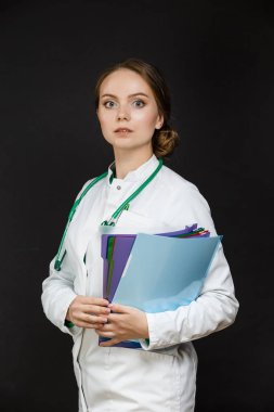 Tranquil Ciddi Profesyonel Kadın GP Doktorunun Portresi 