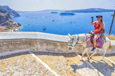 Thira, Yunanistan - 23 Ağustos 2018 'de, Yunanistan' da Santorini Adası 'nın başkenti Thira' da Turist Çekimi Olarak Yükselirken İnsanlar Eğleniyor