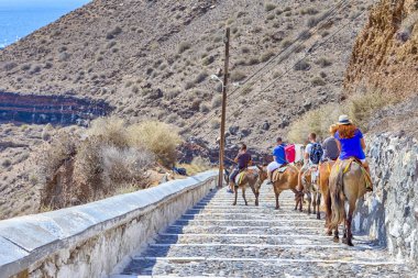 Katırların Üzerindeki İnsanlar Zinciri Bir Turist Çekimi Olarak