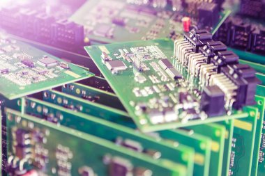 Yüzeye Bağlı Bileşenlerle Otomotiv Yazdırılmış Devre Tahtaları