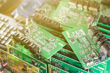 Yüzeye Bağlı Bileşenlerle Otomotiv Yazdırılmış Devre Tahtaları