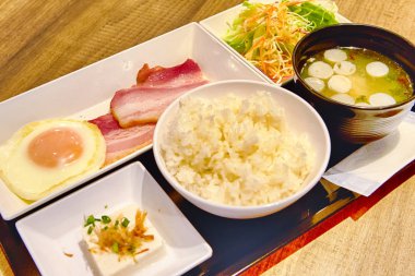 Geleneksel Japon Sabah Kahvaltı Tabakları menüsü.