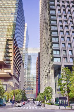 Tokyo 'nun Th caddelerinden birinde. İş Binaları ve Gökdelenler