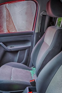 Kırık kapı camlı araba. Koruyucu Filmle Kaydedildi