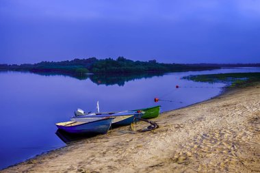 Huzurlu Pripyat Nehri 'nin Sandy Shore' una demirlemiş motorlu tekneler. 