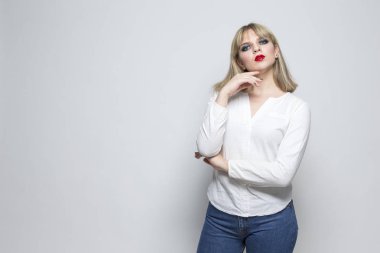 Kafkasyalı Kadın Sarışın Kız 'ın Kapalı Kapalı Giyimli Portresi