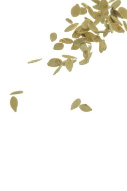 Balkabağı tohumları dökülüyor. izole edilmiş Beyaz Arkaplan.
