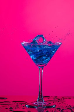 İçki damlaları kadehten dökülüyor.