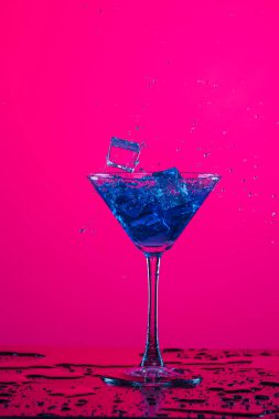 Icecubes 'la kadehten dökülen içki.