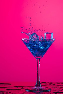 Icecubes 'la kadehten dökülen içki. 