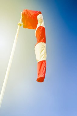 Tranqiul Windsock Mavi Gökyüzüne Karşı Parlak Güneş Işığıyla