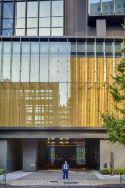 Tokyo, Japonya -4 Kasım 2019, 4 Kasım 2019, Tokyo 'daki Otemachi Kulesi' nde Geleneksel Japon Polisi Otelin önünde duruyor, 4 Kasım 2019