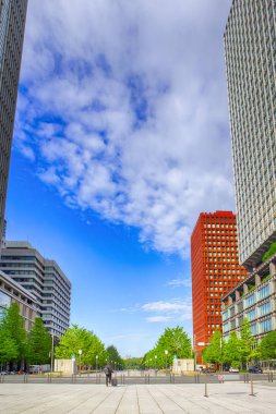 Trolley 'li genç adam Tokyo sokaklarından birinde yavaşça yürüyor..