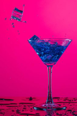 İçki damlaları kadehten dökülüyor. 