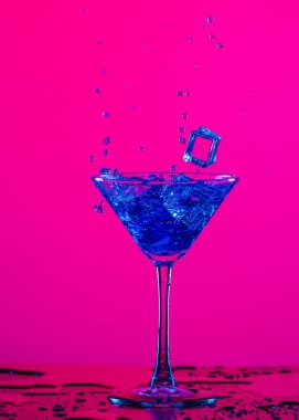 İçki damlaları kadehten dökülüyor.