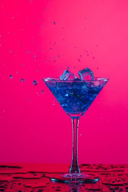 Icecubes 'la kadehten dökülen içki.