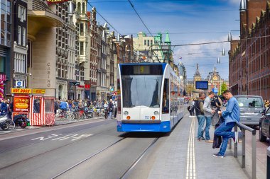 Delft, Hollanda - 7 Mayıs 2017: Hollanda Delft şehrinden geçen Modern Hollanda Tramvayı, 7 Mayıs 2017