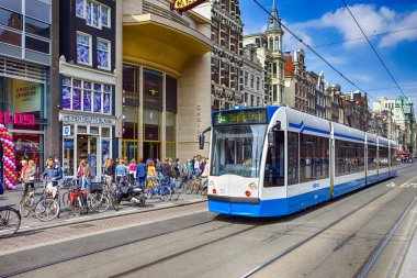 Delft, Hollanda - 7 Mayıs 2017: Hollanda Delft şehrinden geçen Modern Hollanda Tramvayı, 7 Mayıs 2017