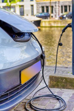 Çevre dostu alternatif enerji konsepti. Elektrikli Araba veya Ev Otomobili